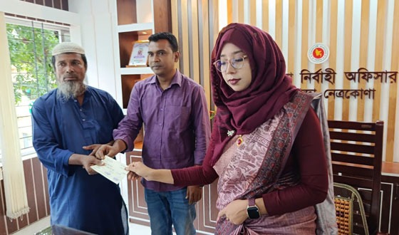 কলমাকান্দায় বজ্রপাতে নিহত পরিবারের মাঝে চেক বিতরণ