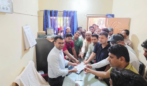 গজারিয়ায় ৩১ দফা বাস্তবায়নে লিফলেট বিতরণ