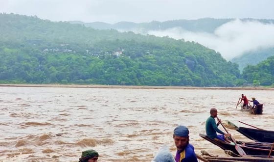 জাফলংয়ে পাহাড়ি ঢল: মুহূর্তেই বিপর্যস্ত জনজীবন, বন্ধ পর্যটন