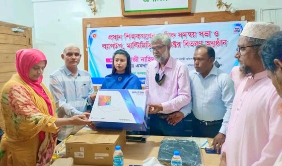 হোসেনপুরে প্রধান শিক্ষকদের ল্যাপটপ বিতরণ