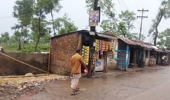 সরকারি জমি দখল করে দোকানপাঠ; পানি প্রবাহের নালার মুখ বন্ধ