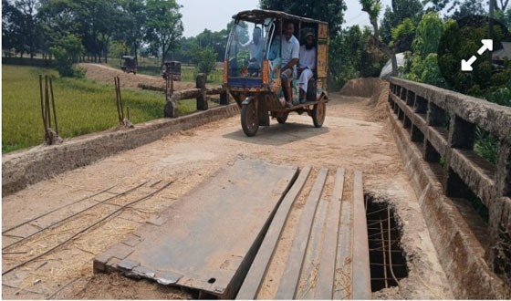 কলমাকান্দায় সেতুতে গর্ত, ঝুঁকি নিয়ে যান চলাচল