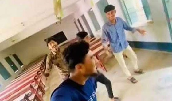 বিদায় অনুষ্ঠানে বিদ্যালয়ের আসবাবপত্র ভাঙচুর করে টিকটক