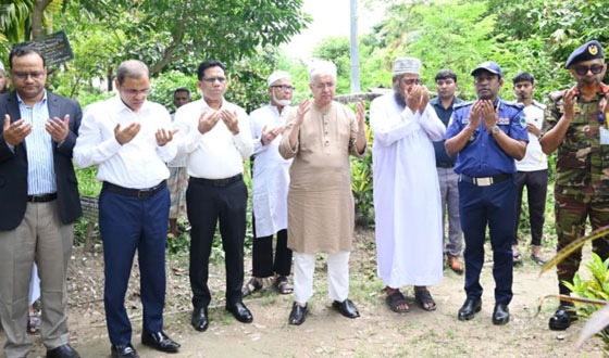 জুলাই বিপ্লবে শহিদের কবর জিয়ারত করলেন উপদেষ্টা আদিলুর রহমান