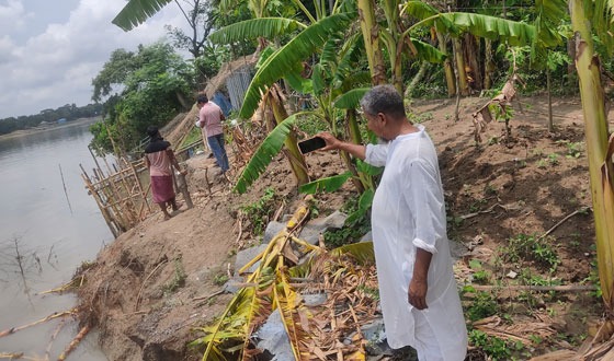 দিঘলিয়ার আতাই নদীর ভাঙ্গনের কবলে পড়েছে এলাকাবাসী