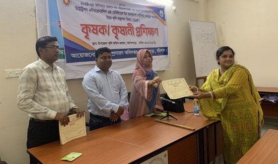 আগৈলঝাড়ায় কৃষক-কৃষানী প্রশিক্ষণ ও সনদ বিতরন