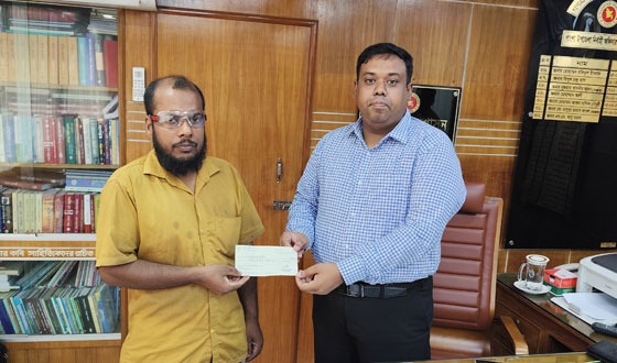 পাংশায় অগ্নিকাণ্ডে ক্ষতিগ্রস্থ ব্যাবসায়ীকে অর্থ সহায়তা প্রদান