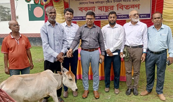 দাকোপে জেলেদের মাঝে গরু বিতরণ