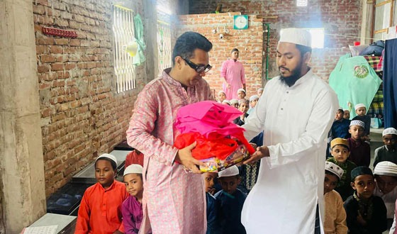 চাঁদপুরে মাদ্রাসা শিক্ষার্থীদের মাঝে কোরআন শরীফ, শিক্ষা সামগ্রী বিতরণ