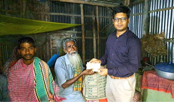 চাটমোহরে নিহত ইতুলের পরিবারকে প্রশাসনের সহায়তা