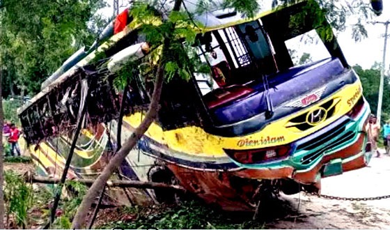 ঘোড়াঘাটে যাত্রীবাহী বাস খাদে, আহত ২০