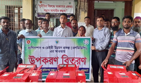 কচুয়ায় বিনামূল্যে ঘাস কাটা মেশিন বিতরণ