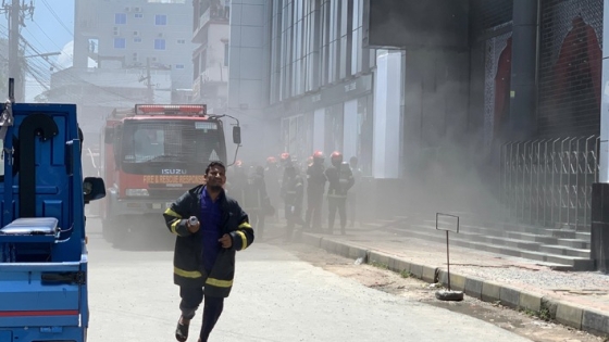 রাজশাহীর থিম ওমর প্লাজায় আগুন, দুই ঘণ্টা চেষ্টায় নিয়ন্ত্রণ