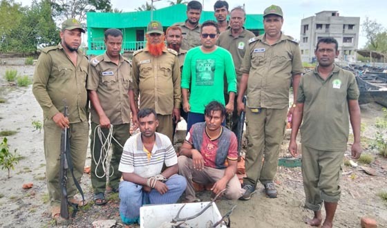 পূর্ব সুন্দরবনে বনরক্ষীদের হাতে দুই হরিণ শিকারি আটক
