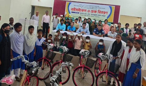 ক্ষুদ্র নৃ-গোষ্ঠীর শিক্ষার্থীদের বাইসাইকেল ও চেক বিতরণ