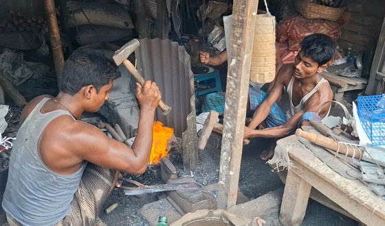 সামনে ঈদ, ক্রেতা নেই কামারের দোকানে