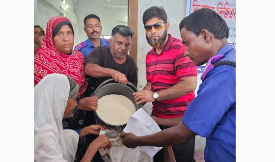 পাঁচবিবির হতদরিদ্রদের মাঝে ঈদ উপহার বিতরণ