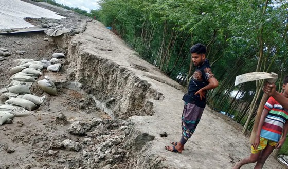 কয়রার হরিনখোলায় বেড়িবাঁধে ভাঙ্গন আতংকিত এলাকাবাসী
