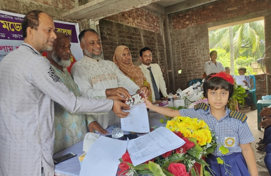 রেসিডেন্সিয়াল মডেল স্কুল অ্যান্ড কলেজের শিক্ষার্থীদের পুরস্কার বিতরণ
