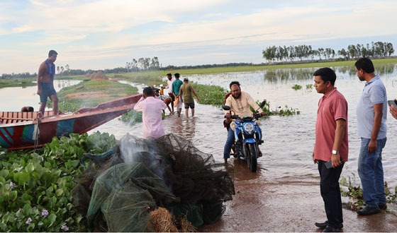 সিংড়ায়  দুই লক্ষাধিক টাকার চায়না জাল পুড়িয়ে দিল প্রশাসন