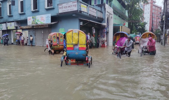 টানা বৃষ্টিতে সিলেট নগরী পানির নিচে, জনদুর্ভোগ চরমে