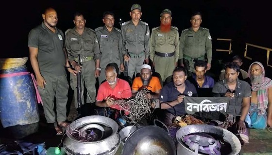 সুন্দরবন থেকে ২ ট্রলার সহ ৭ হরিণ শিকারী আটক