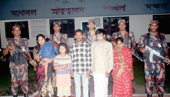 ফুলবাড়ীতে নারী ও শিশু পাচারকারী ভারতীয় নাগরিকসহ আটক ৬