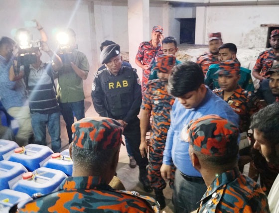 রাজধানীর সূত্রাপুরে র‌্যাবের অভিযানে ৫০ টন কেমিক্যাল জব্দ
