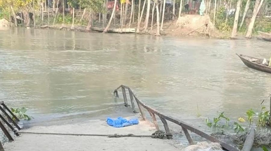 ট্রলারের ধাক্কায় ব্রিজ ভেঙে খালে: তিন গ্রামের যোগাযোগ বিচ্ছিন্ন