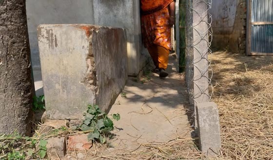 ক্ষেতলালে রাস্তা বন্ধ করে কাঁটাতারের বেড়া, ১৫ দিন যাবৎ অবরুদ্ধ চার পরিবার
