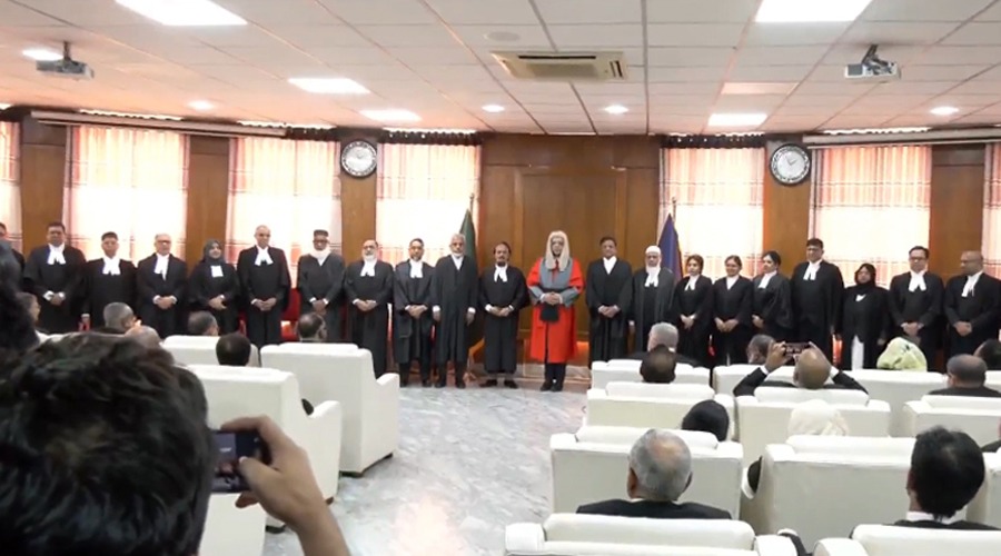 ২১ বিচারপতি শপথ নিলেন—একজন নেননি