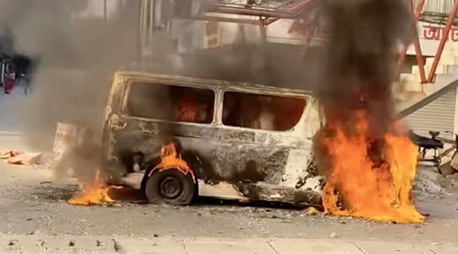 রাজধানীর উত্তরায় মাইক্রোবাসে আগুন