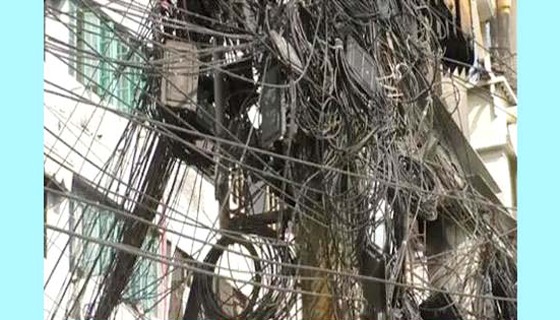 বৈদ্যুতিক খুঁটিতে ক্যাবল তারের জঞ্জাল : দুর্ঘটনার আশঙ্কা