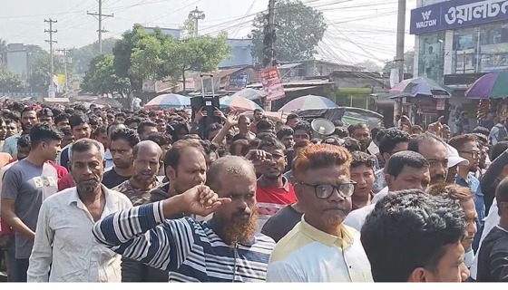 বেনাপোল বন্দরে আমদানি-রপ্তানি কার্যক্রম সচল, প্রতিবাদে বন্দর শ্রমিকদের বিক্ষোভ