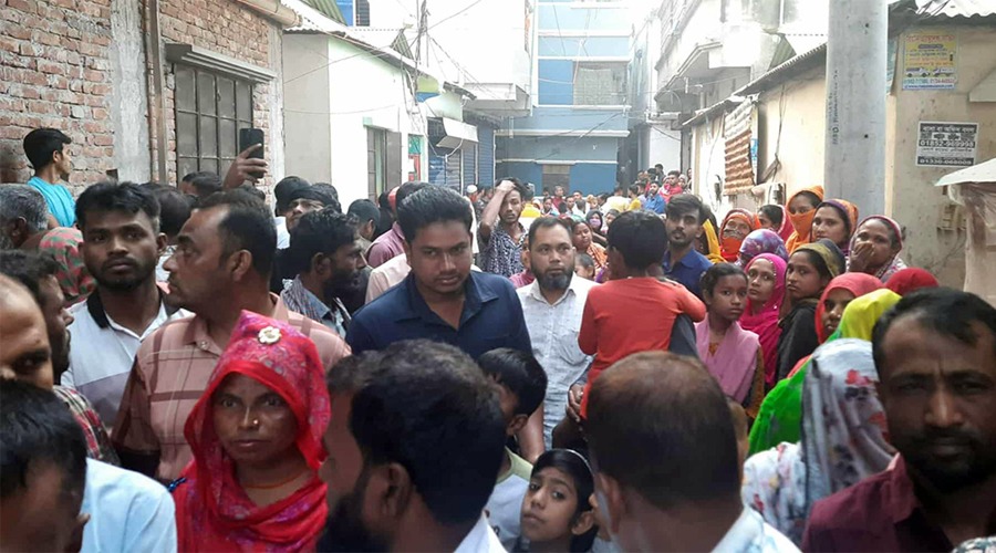 আবাসিক ভবণে স্ত্রীর গলাকাটা লাশ, স্বামীর গলা কাটা