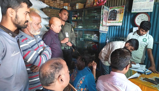 চাটমোহরে দুই সার ব্যবসায়ীকে জরিমানা