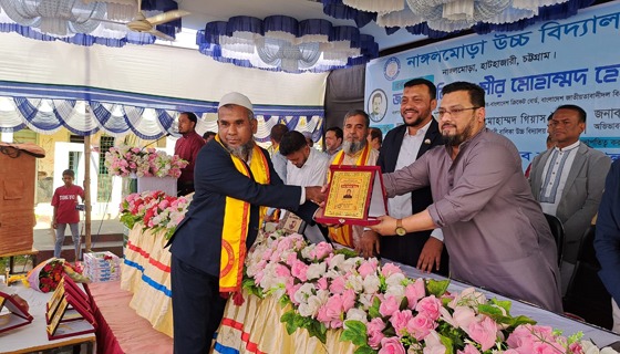 নাঙ্গলমোড়া উচ্চ বিদ্যালয়ে সংবর্ধনা ও সম্মাননা স্মারক প্রদান