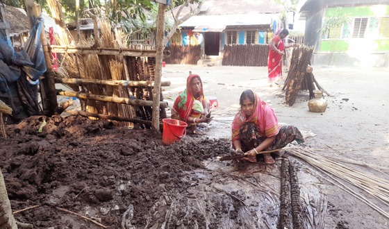 চিতলমারীতে কাঠের জ্বালানী সাশ্রয়ের বিকল্প গোবরের মুঠে