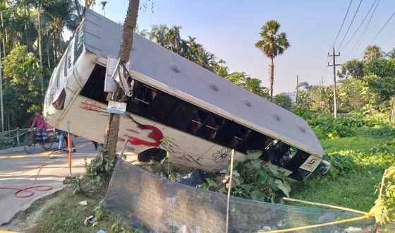 মোটরসাইকেল চালককে বাঁচাতে গিয়ে খাঁদের মধ্যে সাকুরা