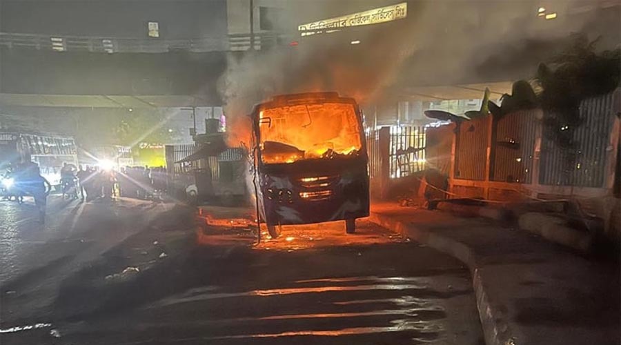 রামপুরায় টিভি ভবনের সামনে বাসে আগুন, পুলিশ বলছে পরিকল্পিত