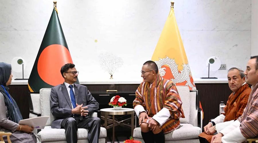 ঢাকায় ভুটানের প্রধানমন্ত্রীর সঙ্গে পররাষ্ট্র উপদেষ্টার সৌজন্য বৈঠক
