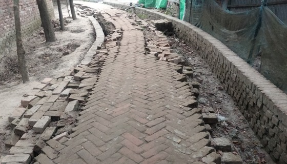 সাতক্ষীরা পৌরসভার কুখরালি রাস্তার দুরাবস্থা: উঠে যাচ্ছে ইট