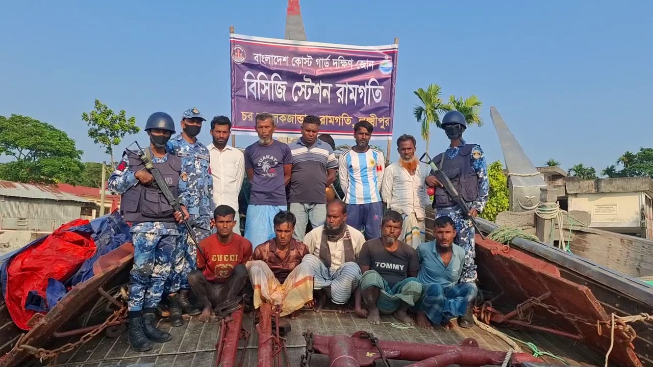 লক্ষ্ণীপুরে অবৈধ আর্টিসানাল ট্রলিং বোট ও জালসহ আট ১০