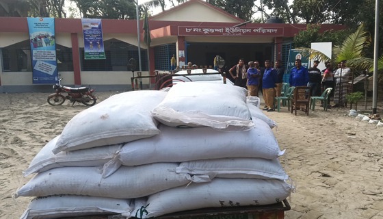 মান্দায় পাচারকালে ৬০ বস্তা সার জব্দ