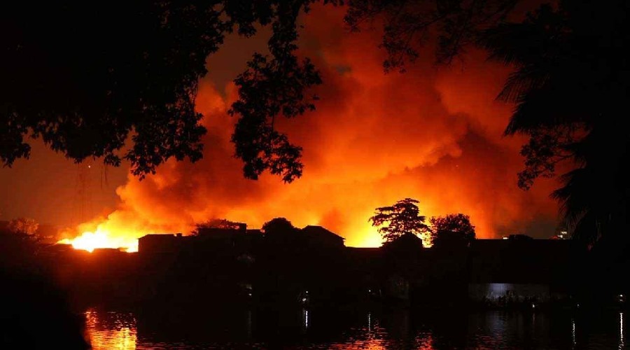 কড়াইল বস্তিতে ভয়াবহ আগুন, পানির সংকটে নিয়ন্ত্রণে বেগ পাচ্ছে ফায়ার সার্ভিস