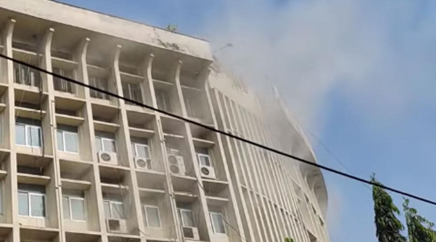 শাহবাগে বাংলাদেশ মেডিকেল ইউনিভার্সিটির ভবনে অগ্নিকাণ্ড