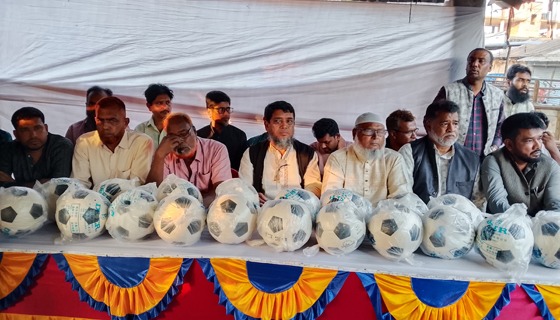 গজারিয়ায় শিক্ষার্থীদের মাঝে ক্রীড়া সামগ্রী বিতরণ