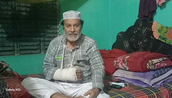 এক বৃদ্ধকে কুপিয়ে গুরুতর জখম