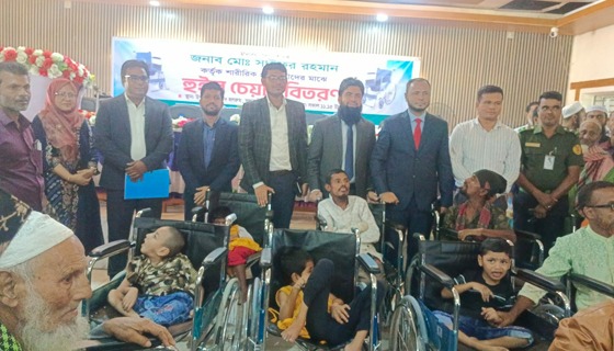 ফুলবাড়িয়ায়  প্রতিবন্ধীরা পেলো হুইল চেয়ার