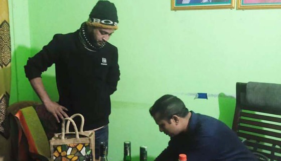 ধামইরহাটে মধ্যরাতে মদের ভাটিতে ডিবির অভিযান, আটক ৪